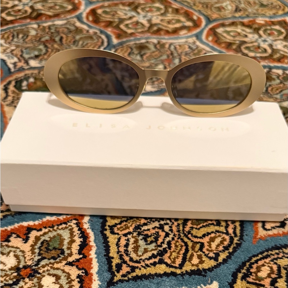 SOLD OUT EVERYWHERE - Elisa Johnson Lyric Leigh sunglasses in Gold Mirror - Picture 3 of 8